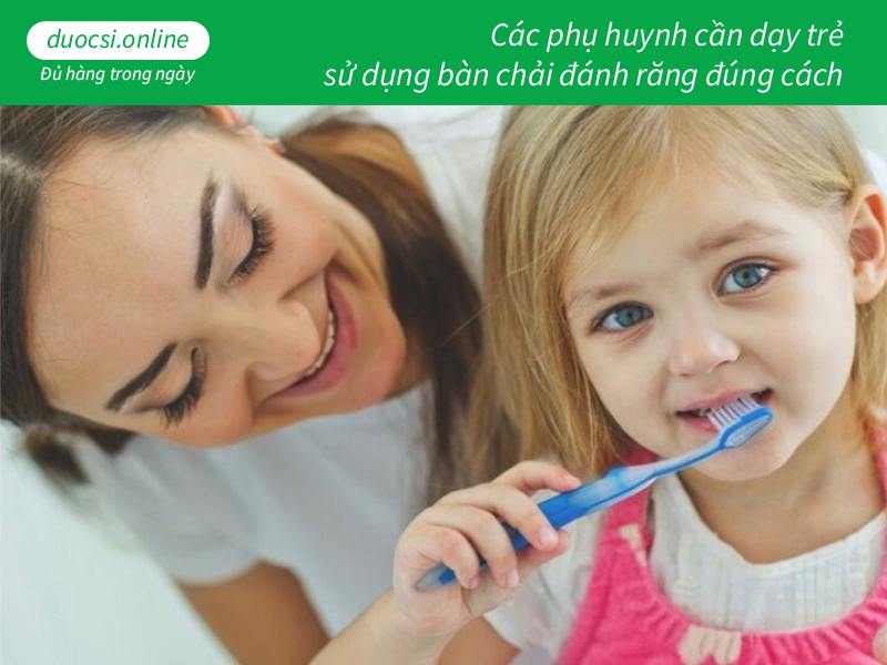 Các phụ huynh cần dạy trẻ sử dụng bàn chải đánh răng đúng cách