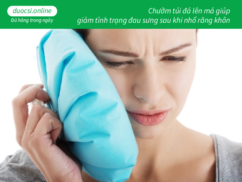 Chườm túi đá lên má giúp giảm tình trạng đau sưng sau khi nhổ răng khôn