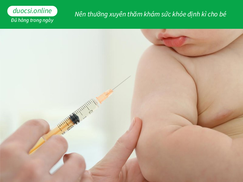 Nên thường xuyên thăm khám sức khỏe định kì cho bé