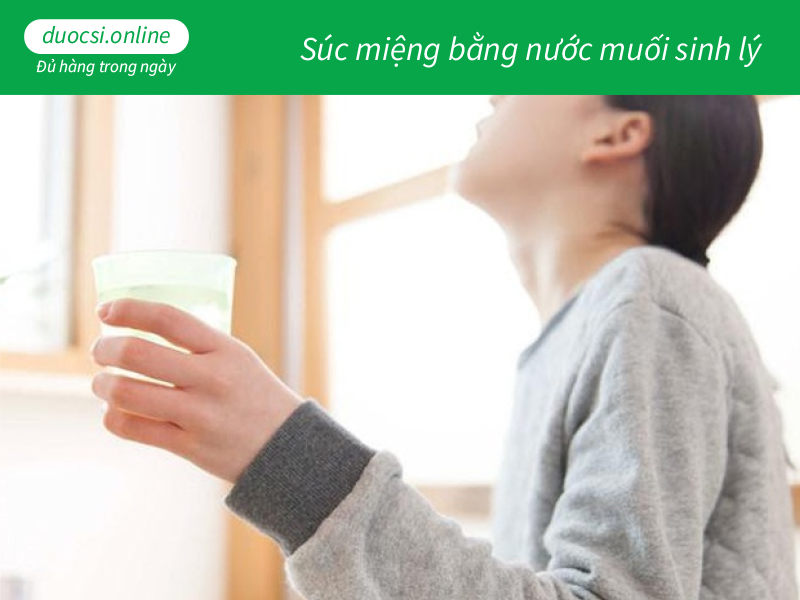 Súc miệng bằng nước muối sinh lý