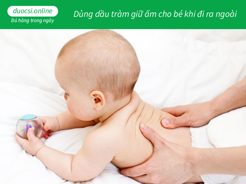 Dùng dầu tràm giữ ấm cho bé khi đi ra ngoài