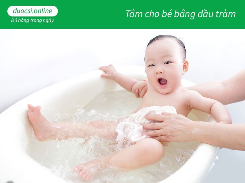 Tắm cho bé bằng dầu tràm