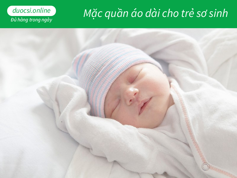 Mặc quần áo dài cho trẻ sơ sinh